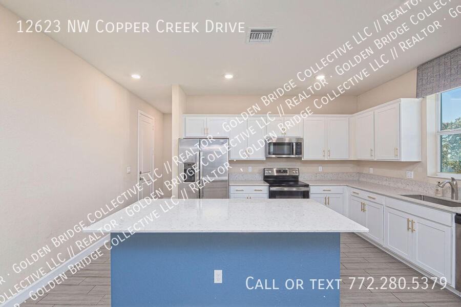 12623 Nw Copper Creek Dr - Photo 2 of 17