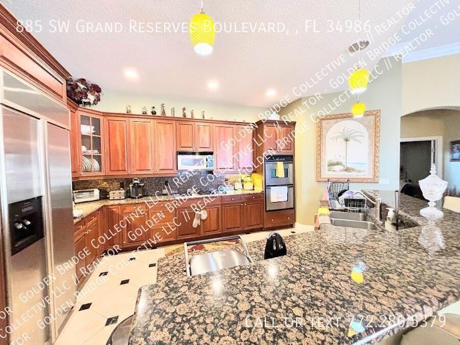 885 Sw Grand Reserves Blvd - Photo 2 of 16