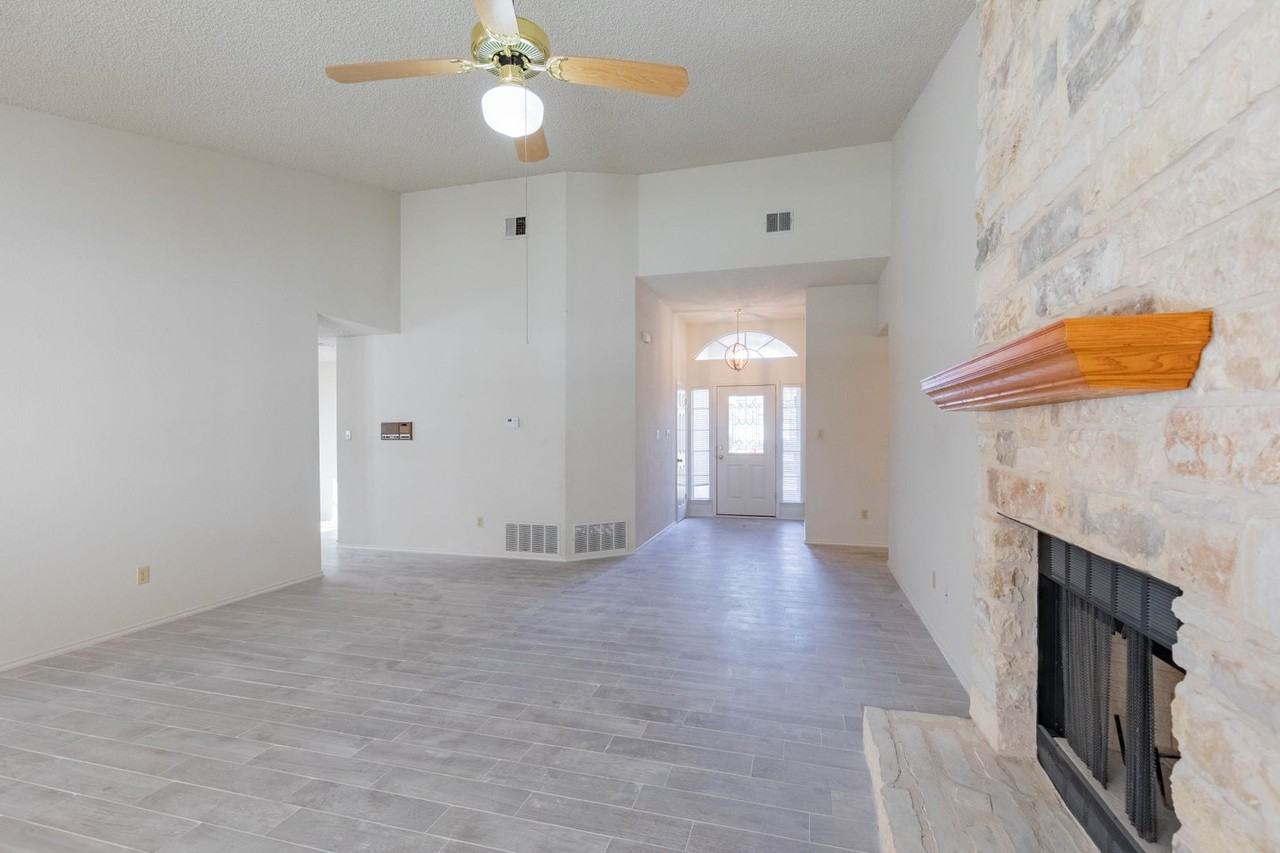 2605 Buckeye Trl - Photo 4 of 35