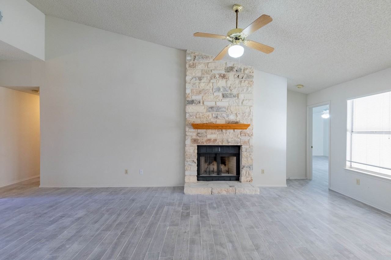 2605 Buckeye Trl - Photo 6 of 35