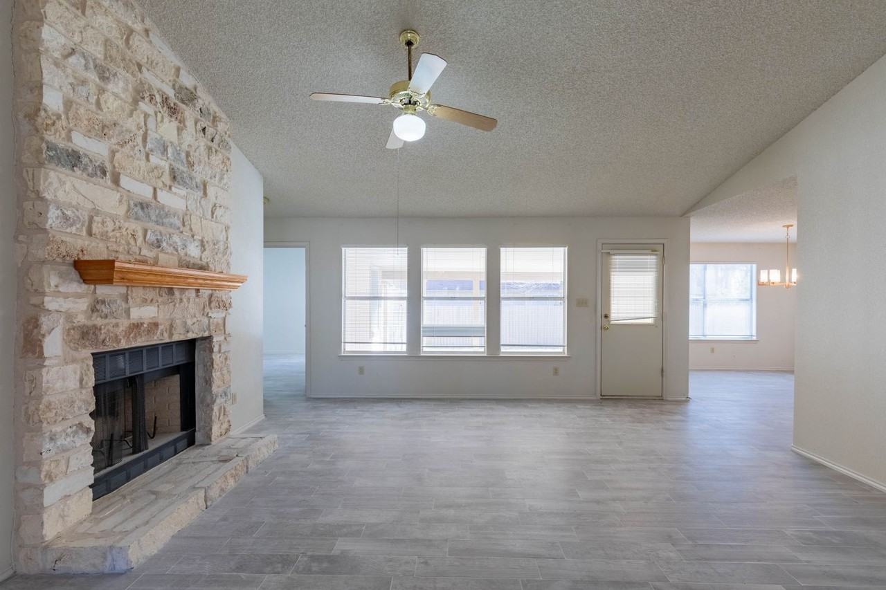 2605 Buckeye Trl - Photo 7 of 35