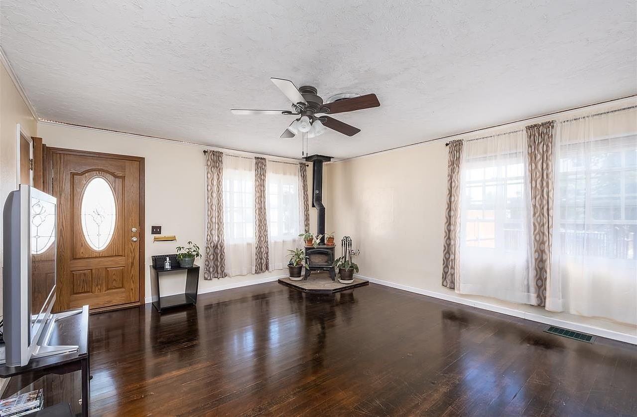 1505 Thayer Dr - Photo 3 of 19