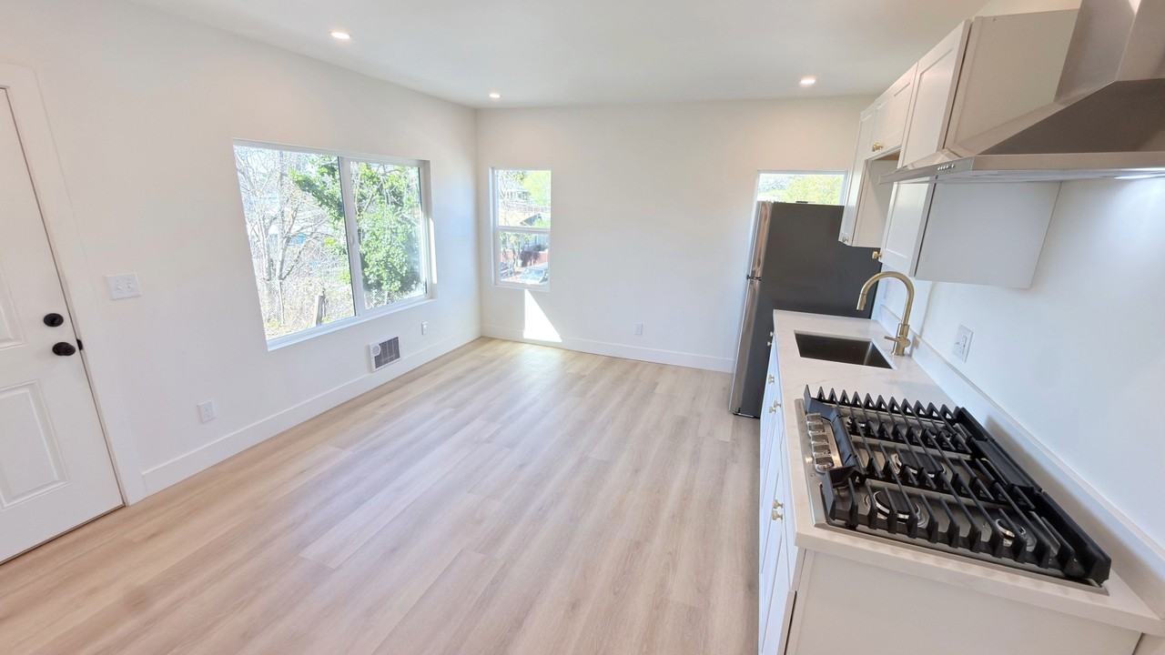 1731 Magazine St - Photo 2 of 5