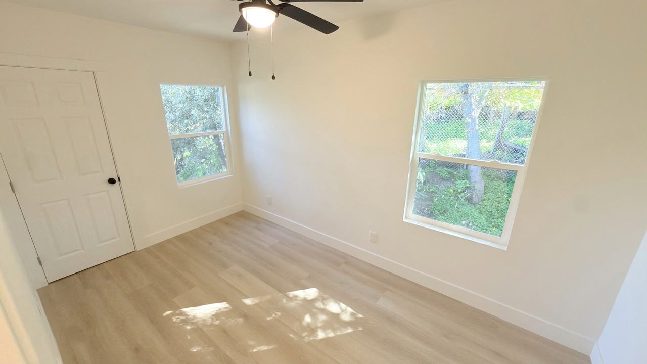 1733 Magazine St - Photo 4 of 7