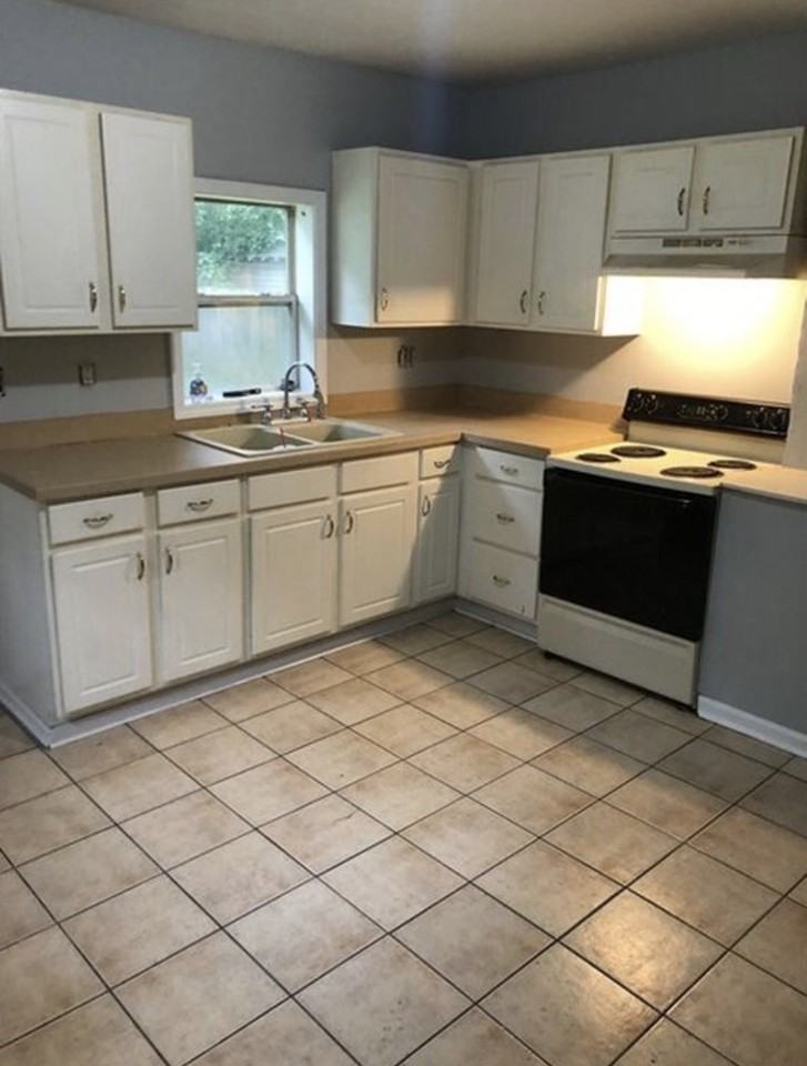 832 S Pershing Ave - Photo 7 of 13