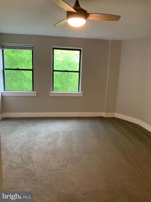 210 Oakwood St Se #305 - Photo 2 of 11