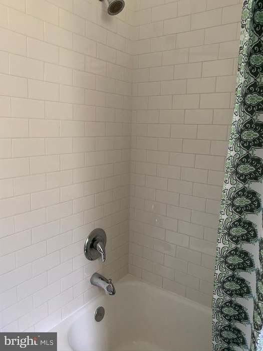 210 Oakwood St Se #305 - Photo 3 of 11