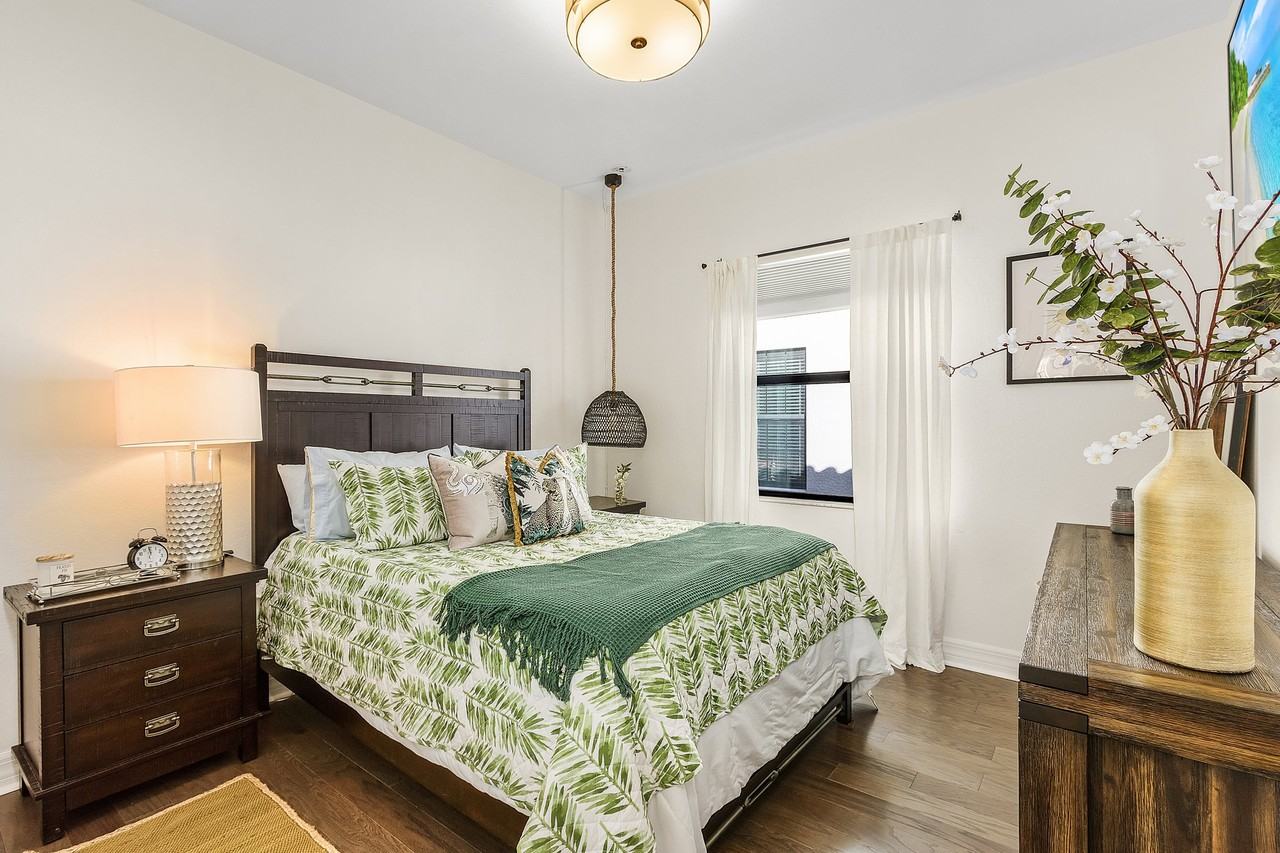 3063 Hudson Ter - Photo 5 of 19