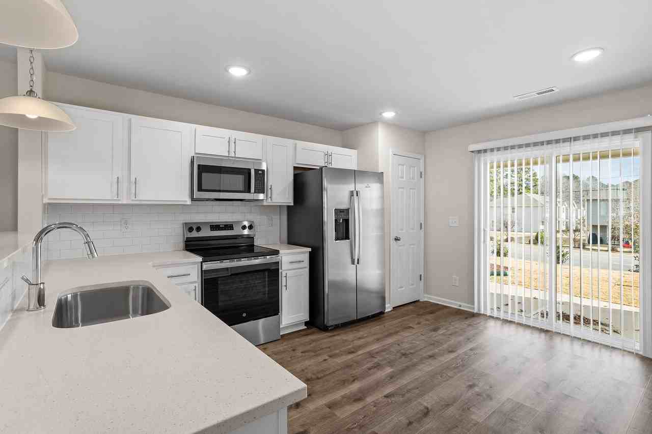 1025 Peony Ln - Photo 2 of 18