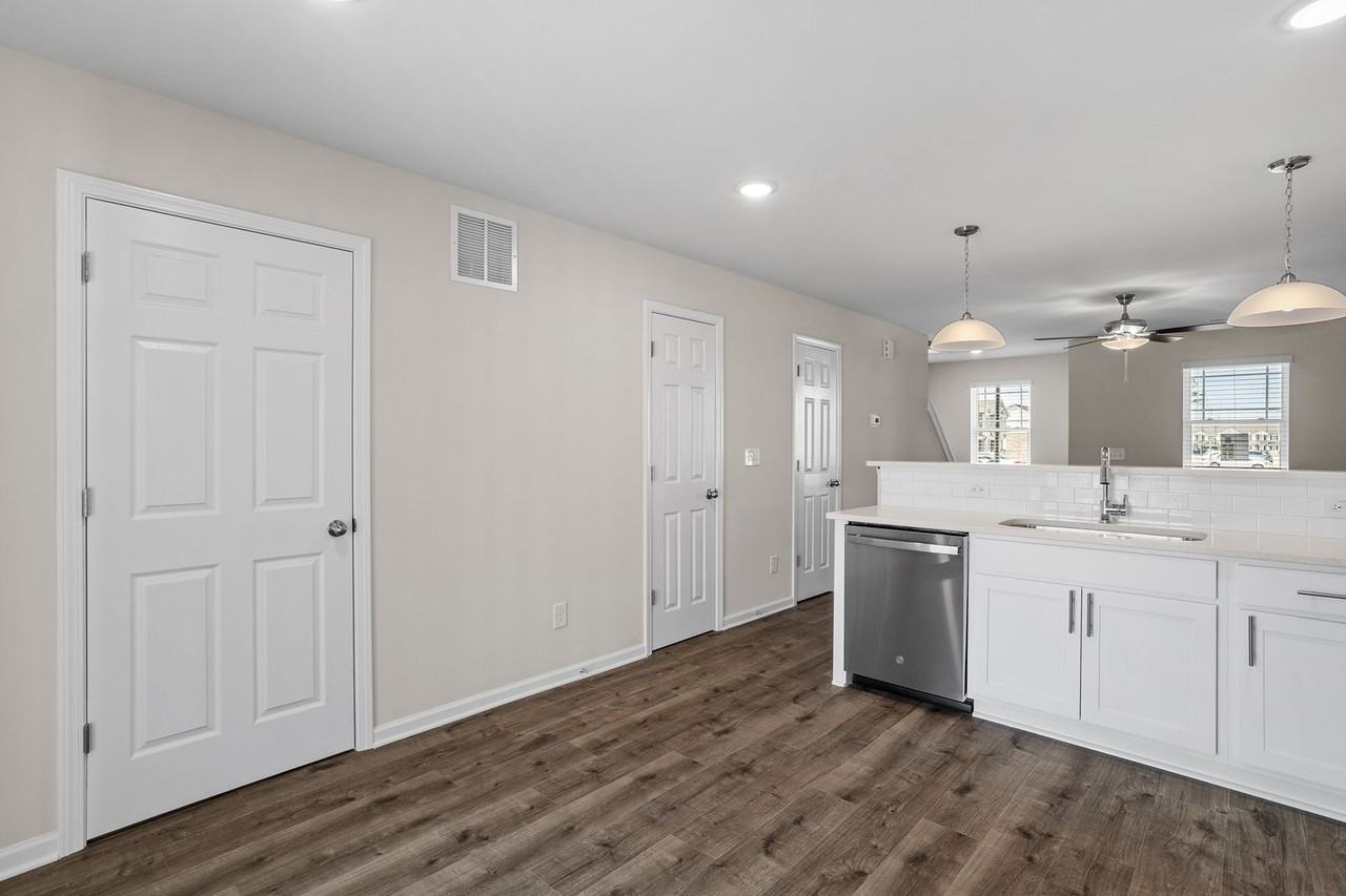 1025 Peony Ln - Photo 7 of 18