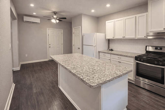 511 W Cleveland St #1 - Photo 3 of 16