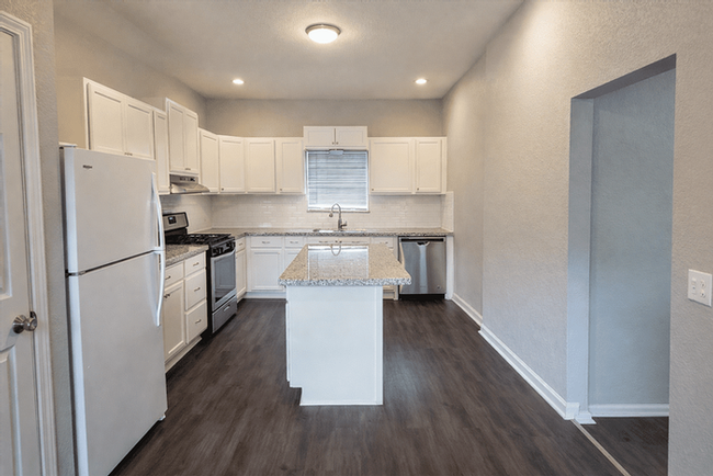 511 W Cleveland St #1 - Photo 4 of 16