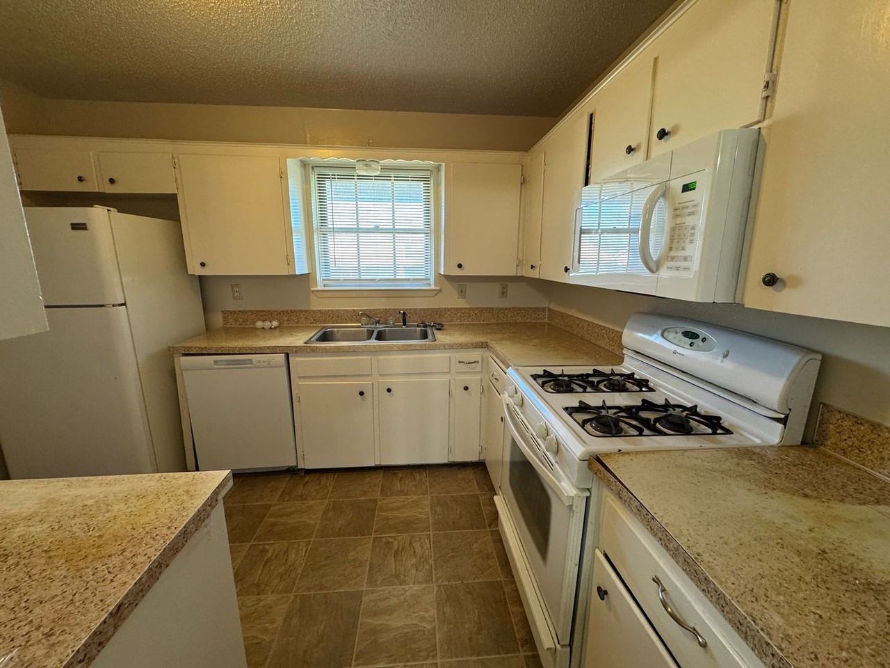 1104 Cummings Ave - Photo 5 of 24