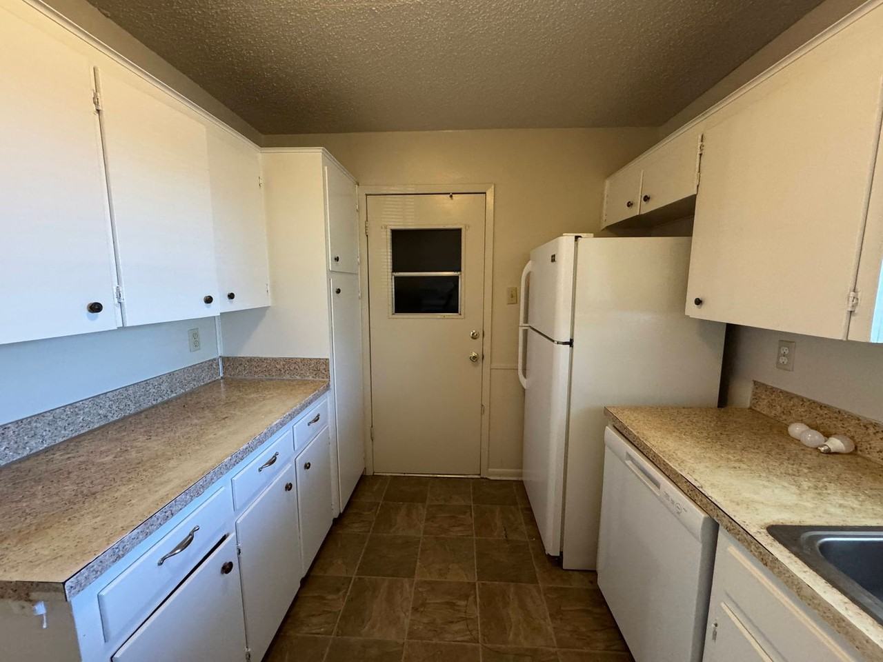 1104 Cummings Ave - Photo 6 of 24