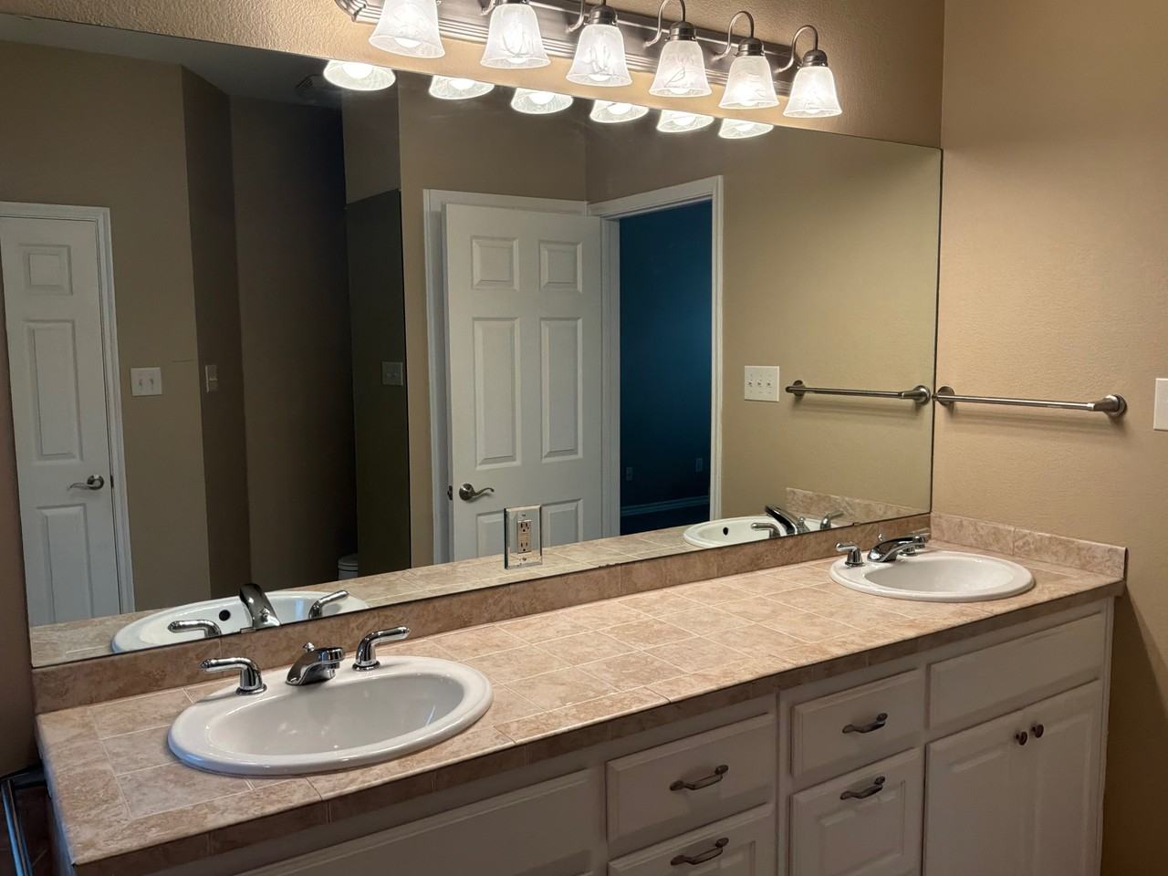 2307 Hillcrest St #2307 - Photo 4 of 9