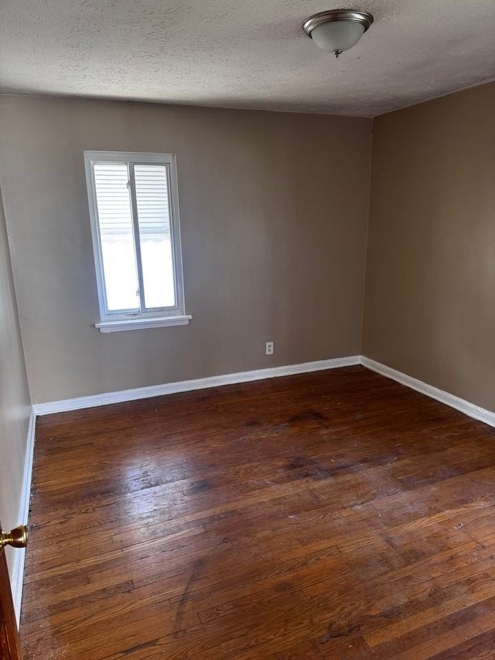 15305 Benhoff Dr - Photo 2 of 9