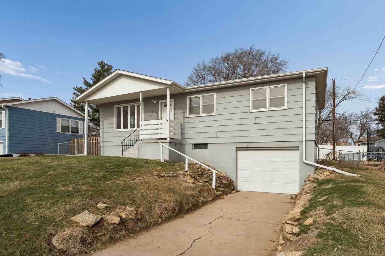 7008 S 78th St - Photo 3 of 40