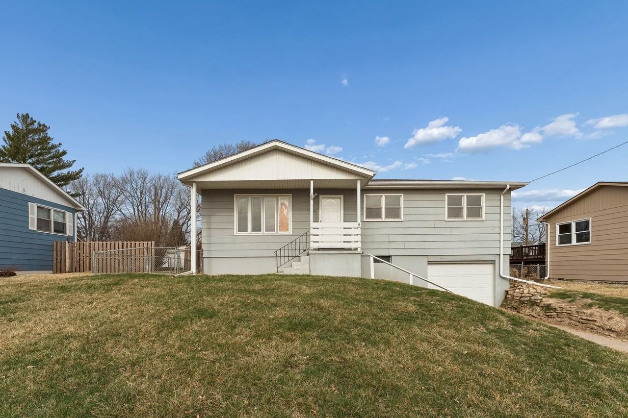 7008 S 78th St - Photo 4 of 40