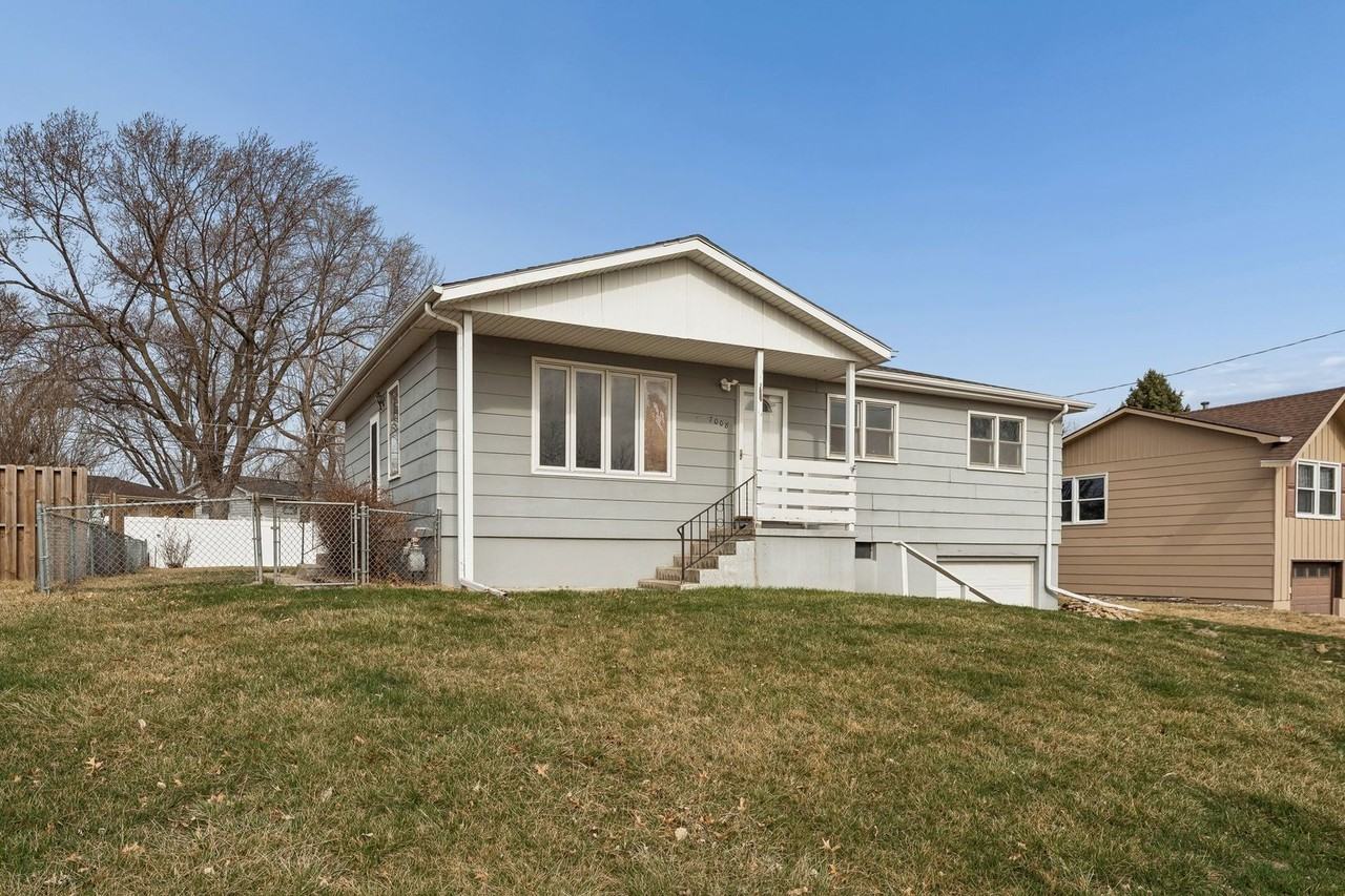 7008 S 78th St - Photo 5 of 40