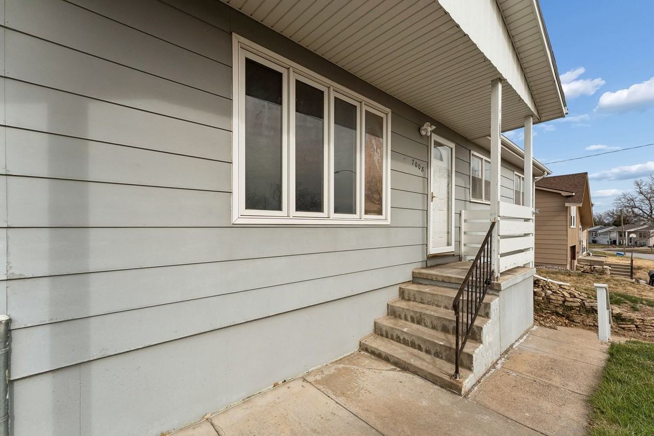 7008 S 78th St - Photo 6 of 40