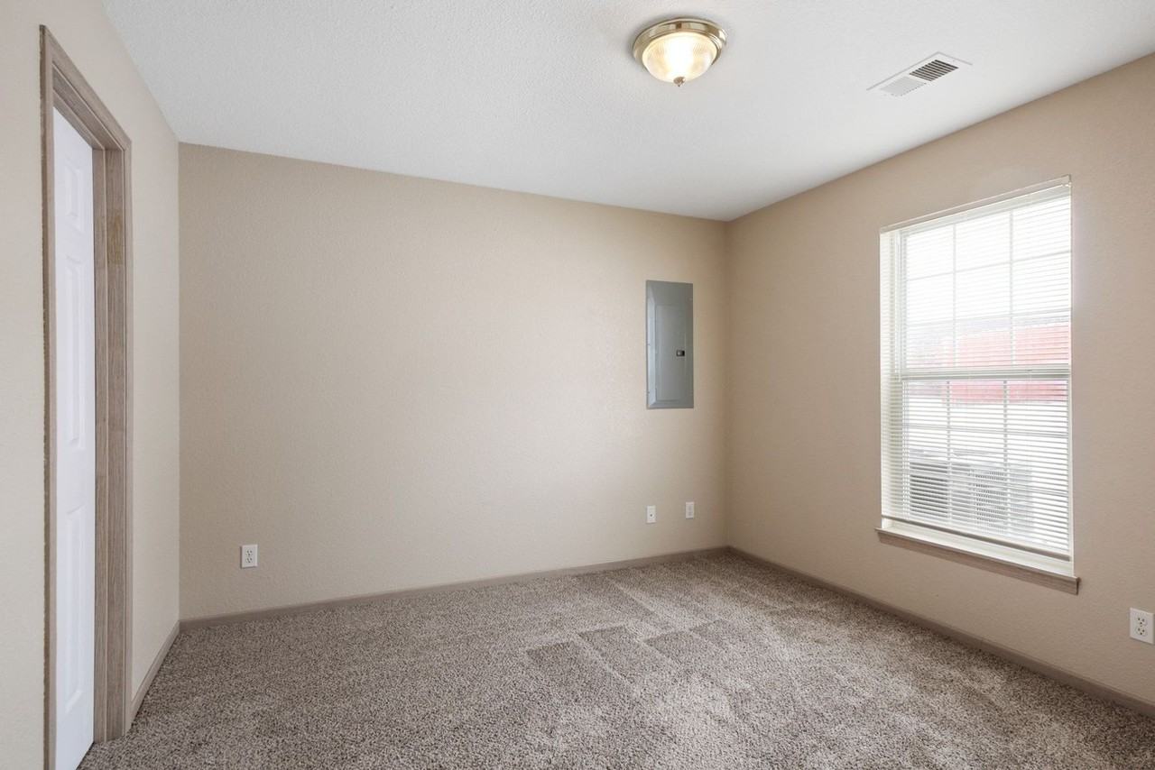 400 Ne 6th St Apt B - Photo 3 of 15
