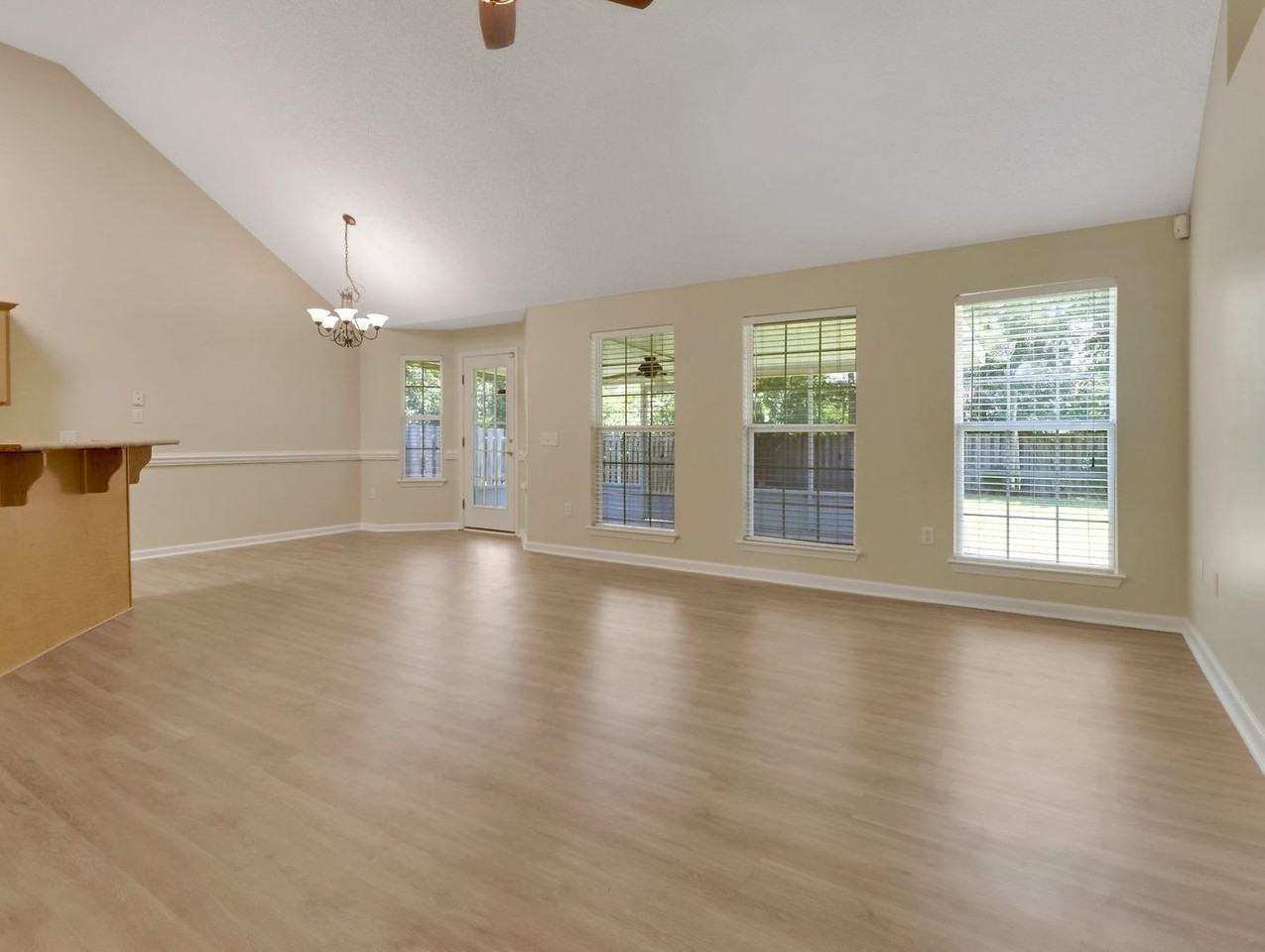 836 Laurel Hill Cir - Photo 5 of 30