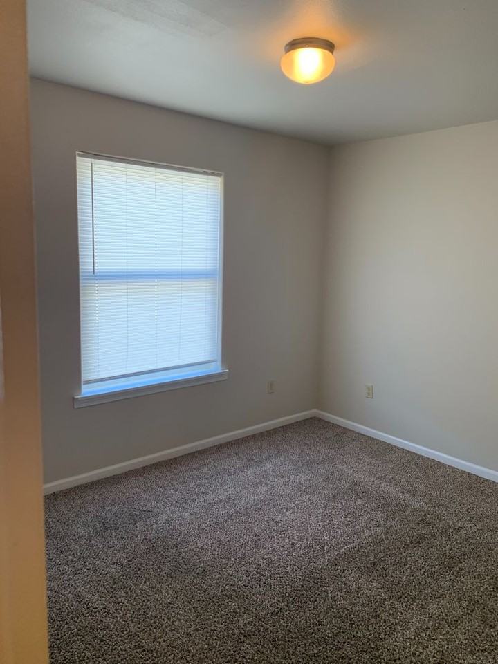 2400 Mcfarland Dr - Photo 2 of 7