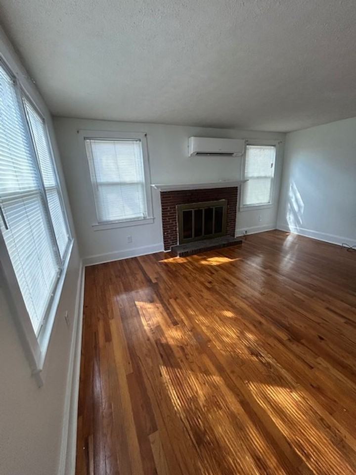 1007 E 9th St - Photo 3 of 12