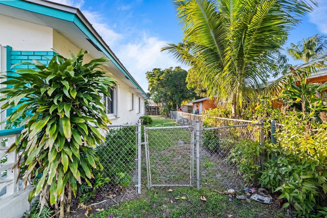 3443 Ne 3rd Ave - Photo 5 of 47