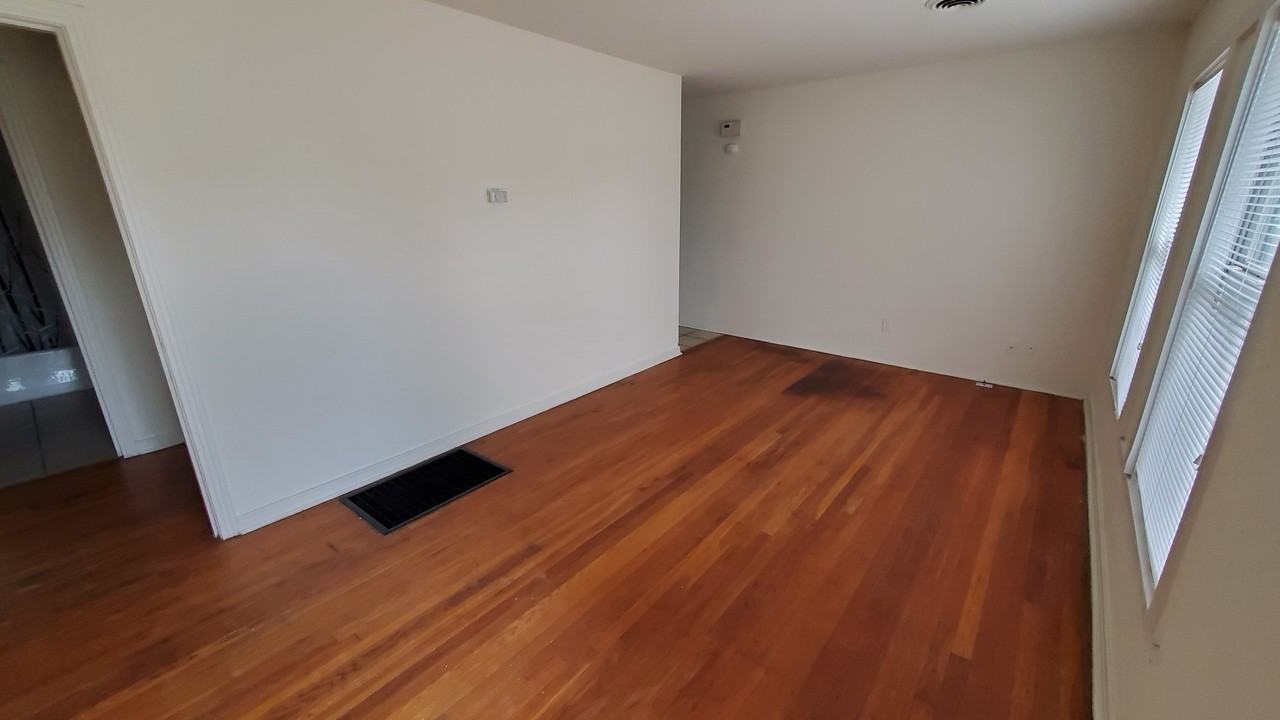 1509 Sw 48th Ave - Photo 2 of 8