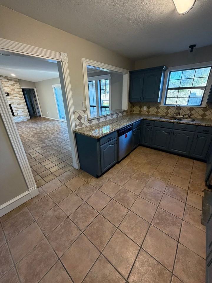 290 Rosine St - Photo 4 of 16