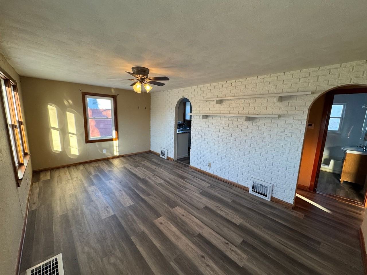 527 W Exchange St - Photo 2 of 9