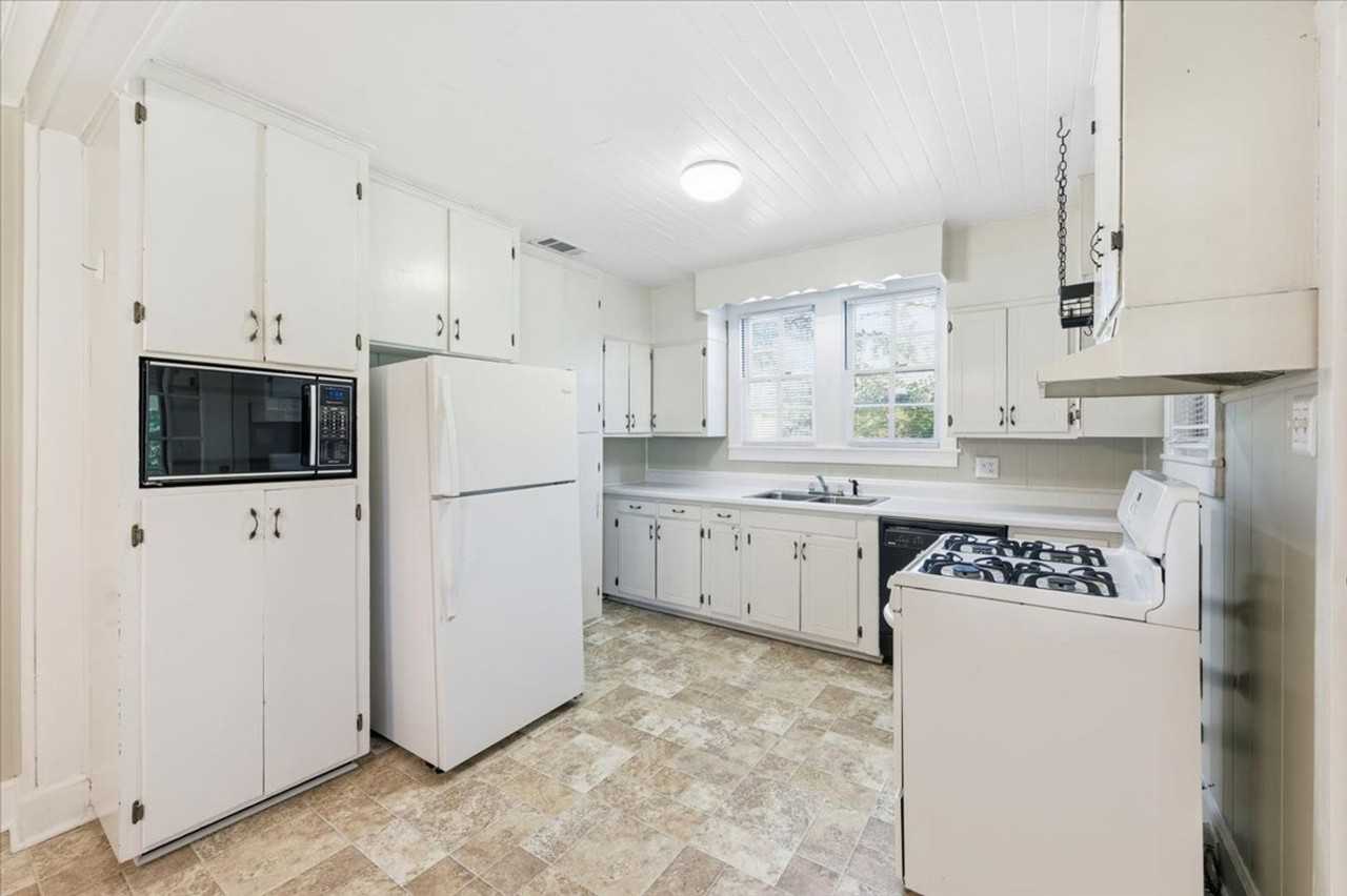 200 Oleander St - Photo 4 of 36