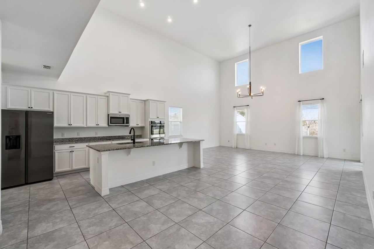 1132 Hilltop Pl - Photo 7 of 33