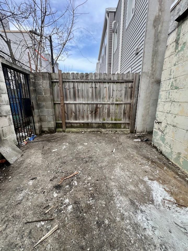 2312 Greenwich St - Photo 2 of 3