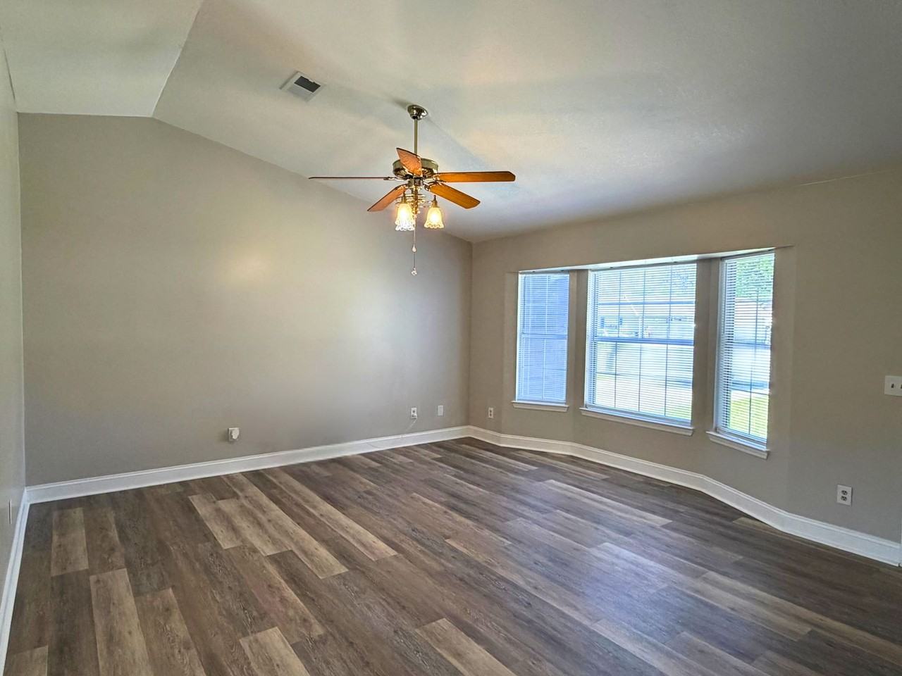 102 Driftwood Ct - Photo 2 of 20