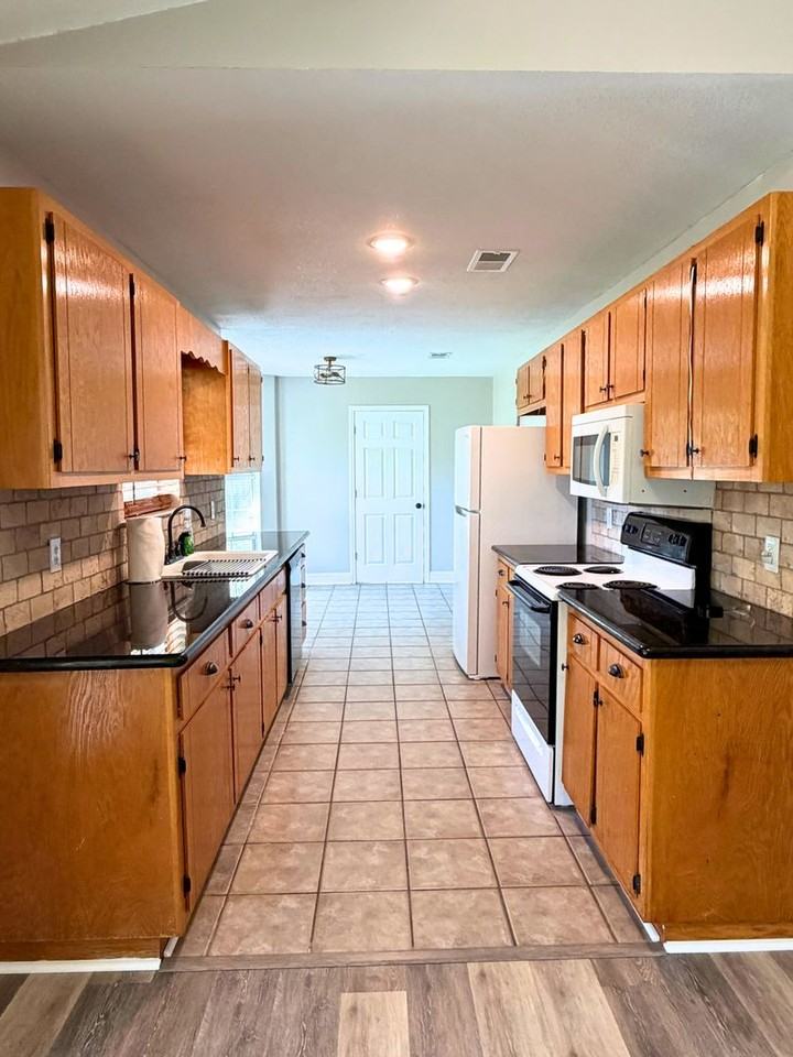 102 Driftwood Ct - Photo 5 of 20