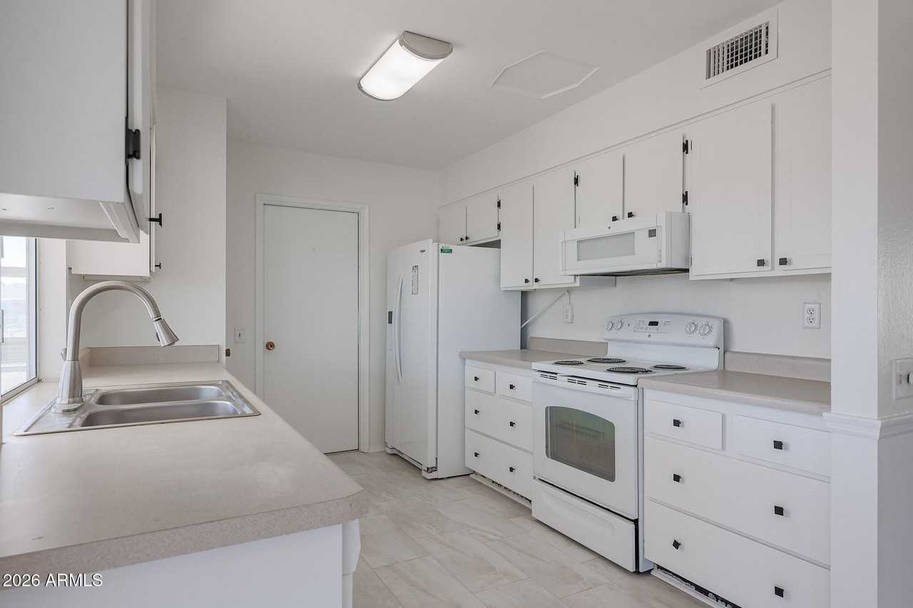 10507 W Brookside Dr - Photo 2 of 25