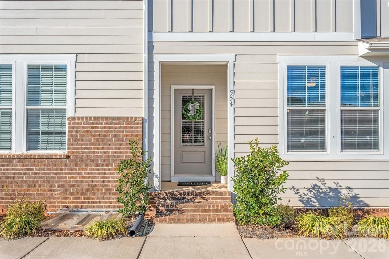 554 Amalfi Dr - Photo 3 of 43