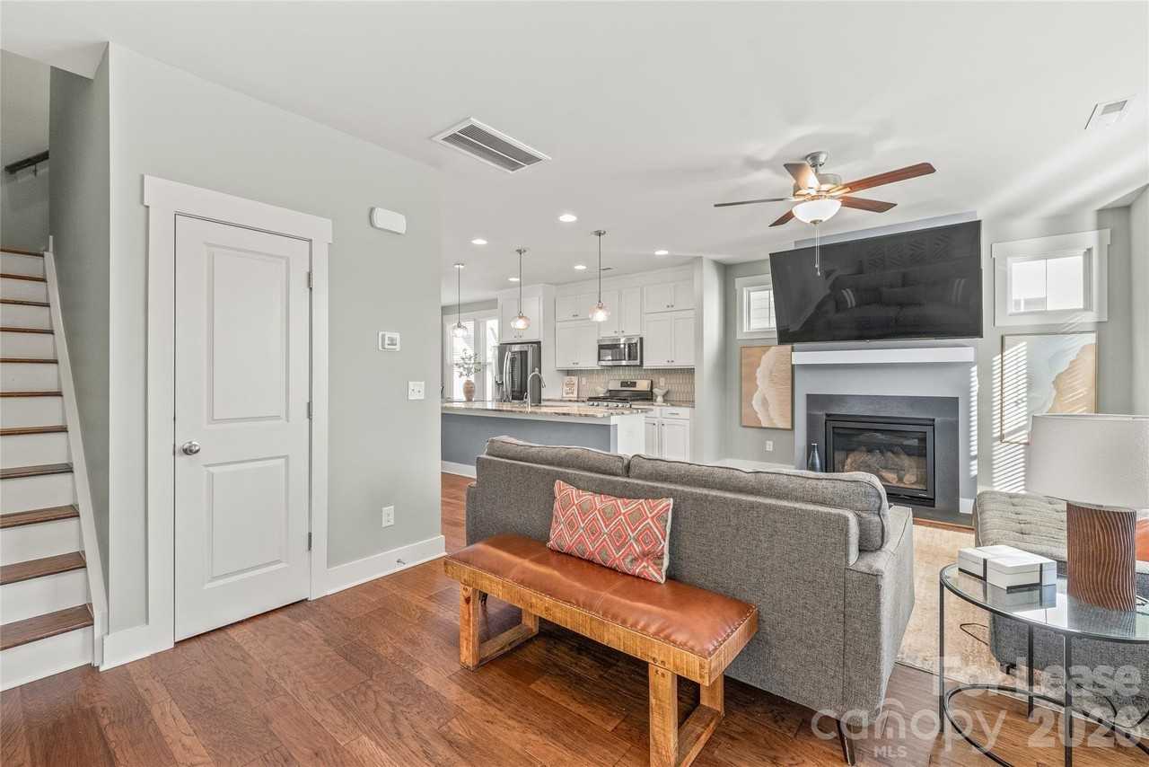 554 Amalfi Dr - Photo 4 of 43