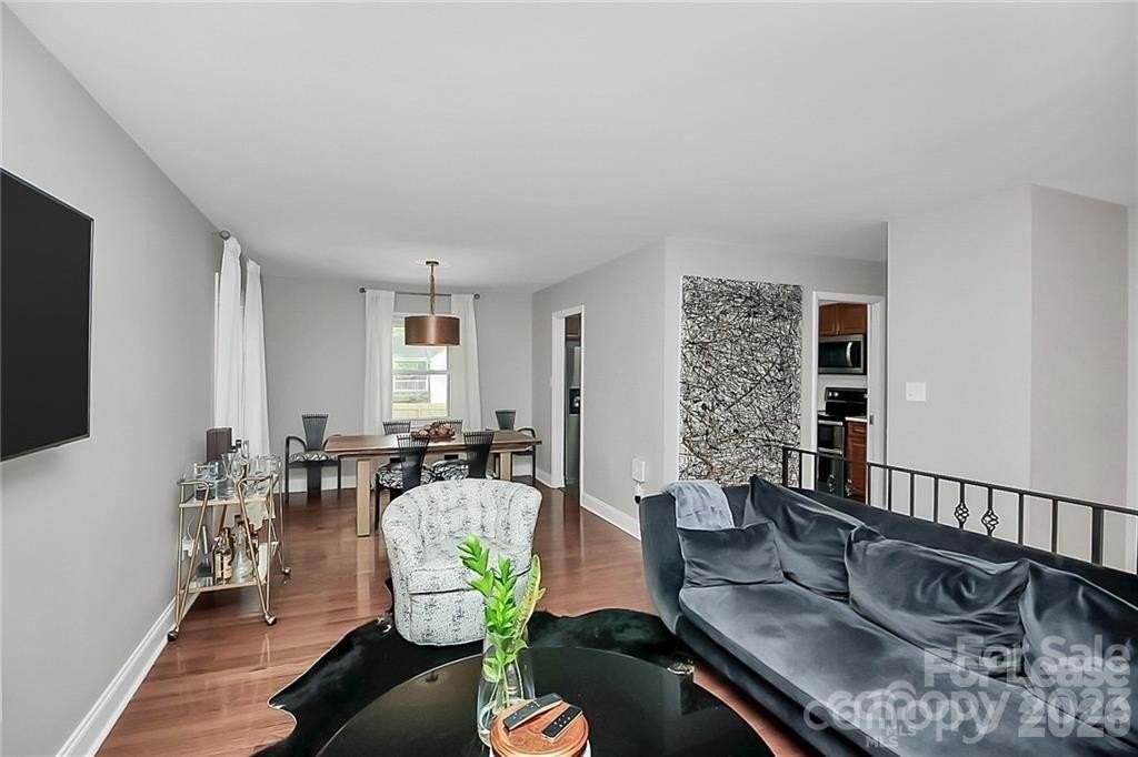 3052 Brookridge Ln - Photo 4 of 38