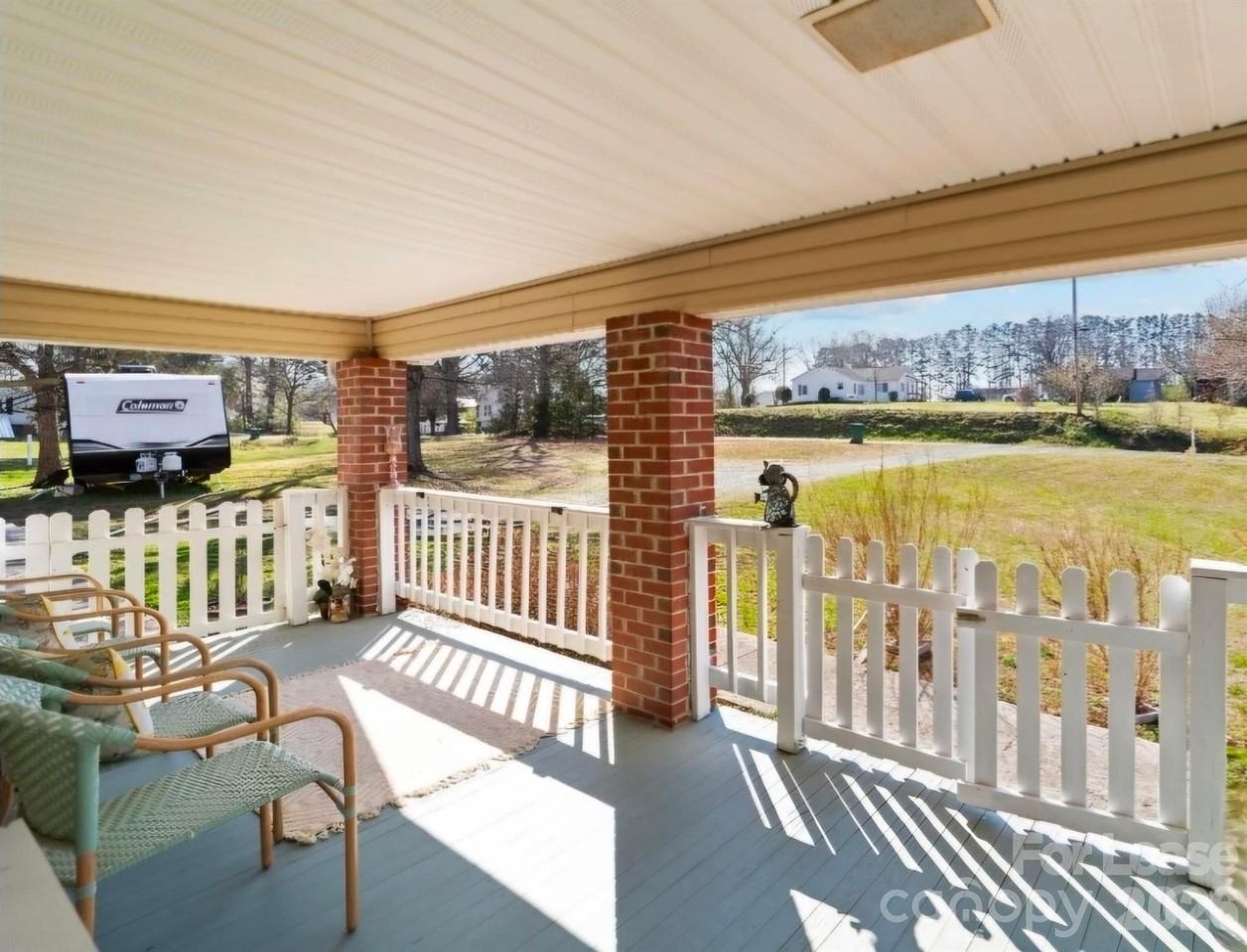 404 Moss Springs Rd - Photo 4 of 17