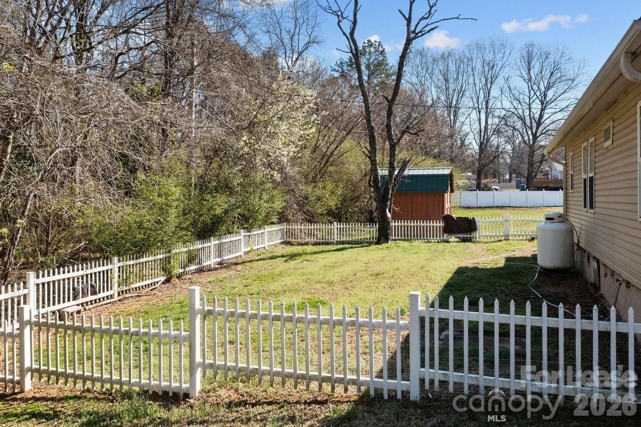 404 Moss Springs Rd - Photo 6 of 17