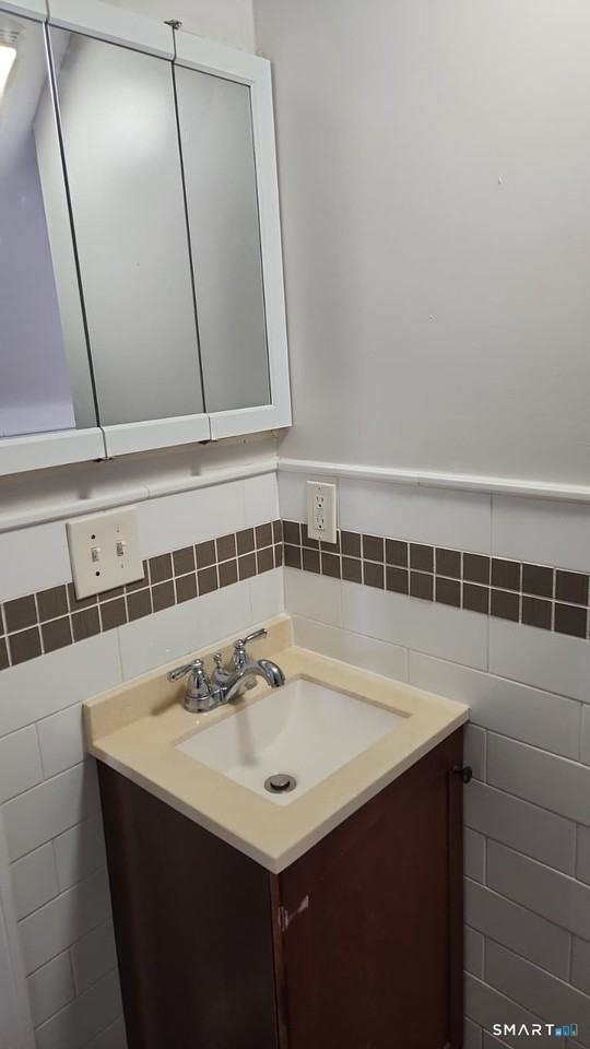 67 Beardsley Park Terrace unit: 2Nd & 3Rd Fls. - Photo 3 of 14