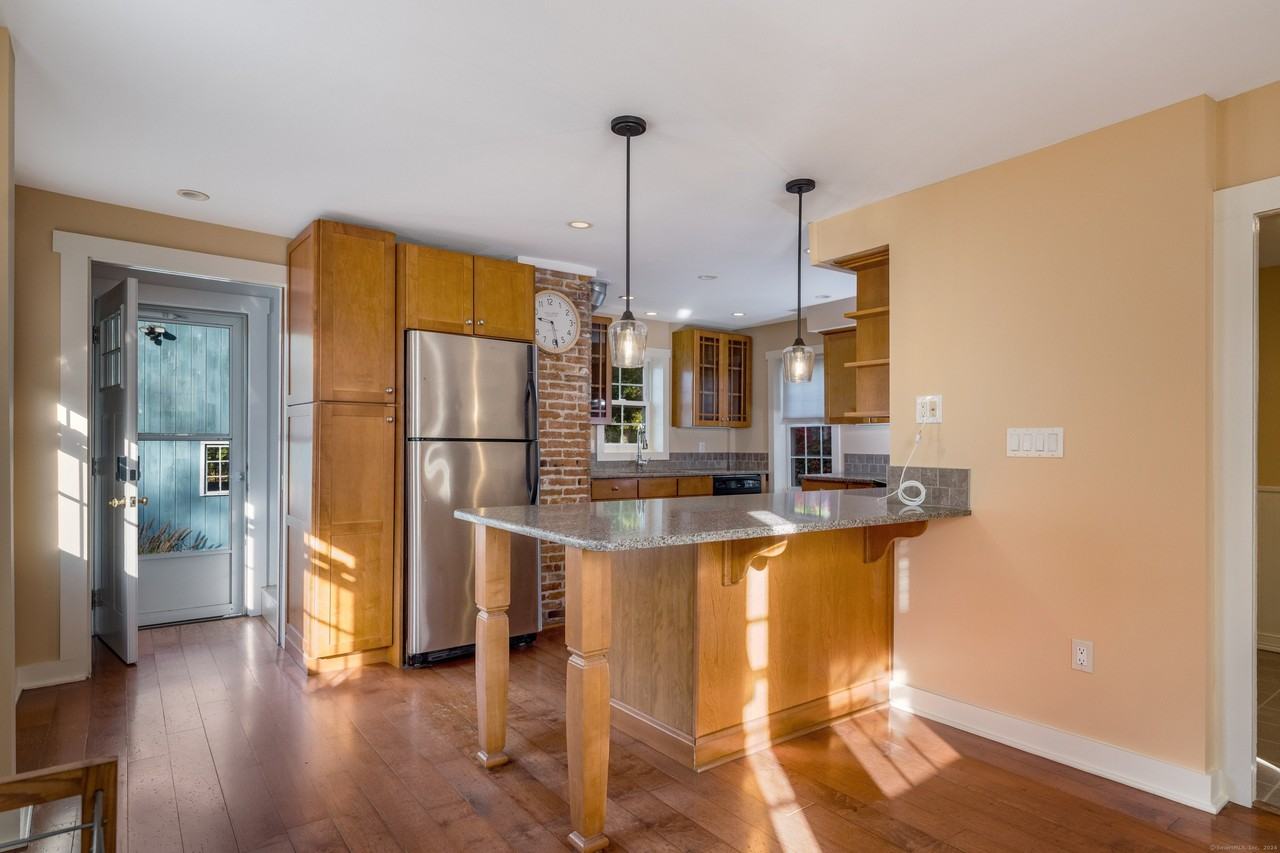 97 Commerce St - Photo 4 of 20