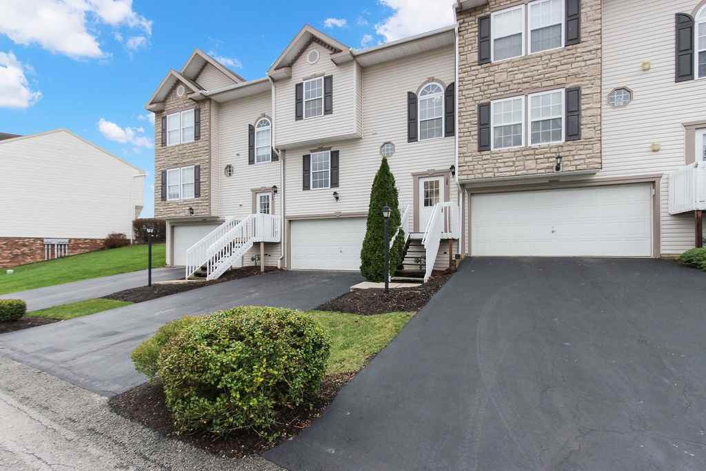 122 Manor View Dr #1 - Photo 3 of 19