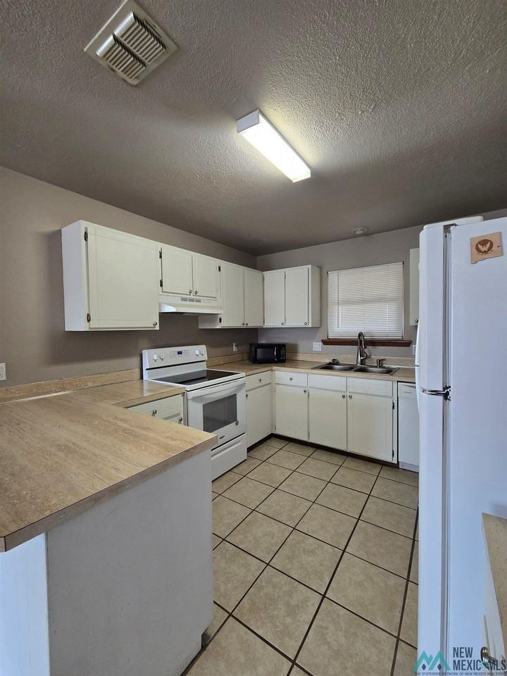 1808 Debra St - Photo 3 of 12