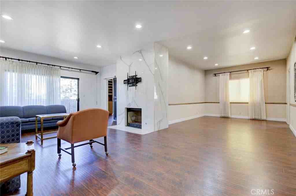 17522 Sherman Way - Photo 4 of 39