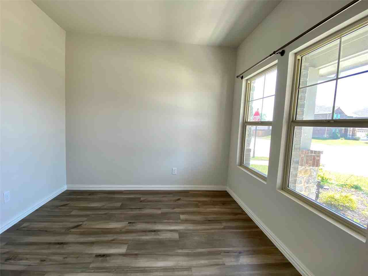 1800 Canyon Ln - Photo 3 of 40