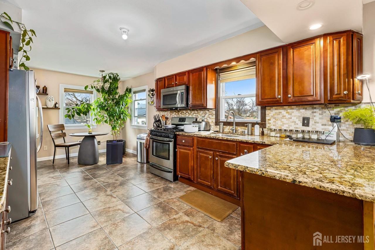 165 Macarthur Ave - Photo 3 of 19